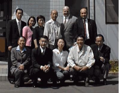 ホワイト氏と本社前にて